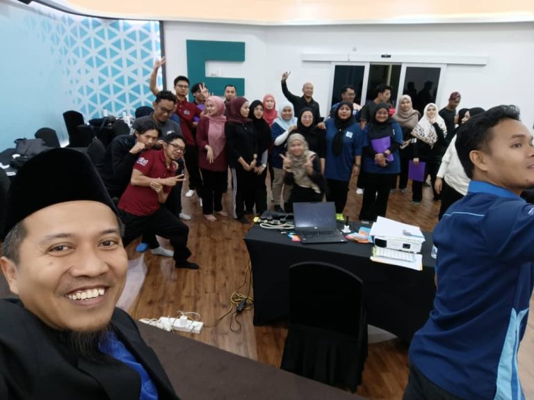 Coach Mohd Zul Hifdzi sedang mengendalikan kursus teambuilding di CIDB IBS Sdn Bhd